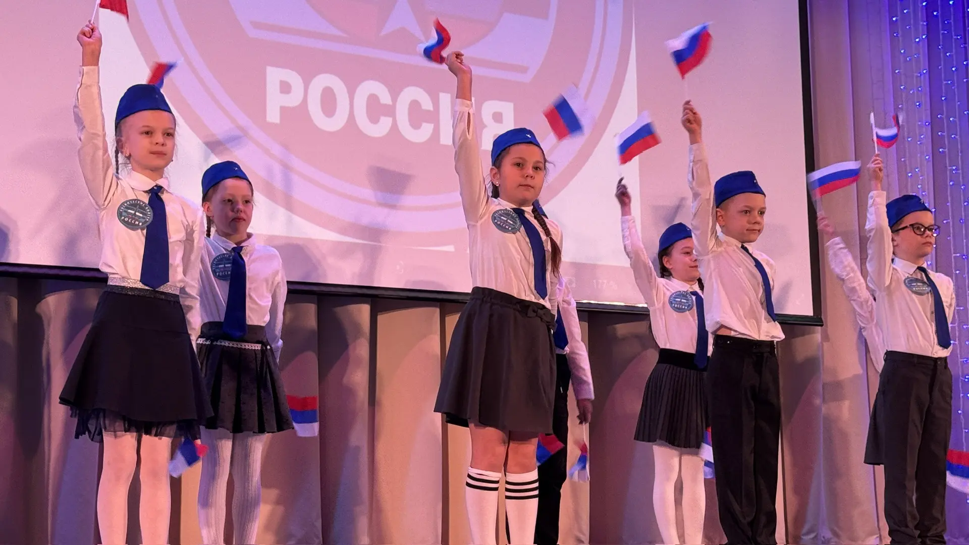 С чего начинается Родина? В нашей школе — с первой «Визитки юнармейского отряда» 🇷🇺  Уже вторую неде