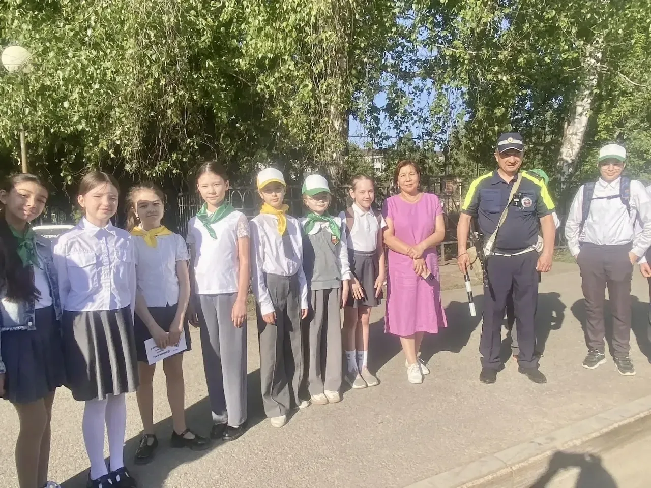 🚦Сегодня ребята из отряда ЮИД совместно с сотрудниками ГИБДД в рамках профилактического мероприятия 