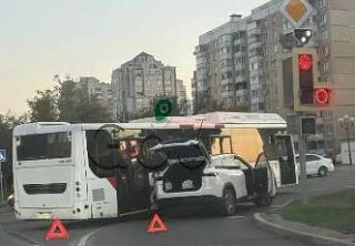🚧 На повороте на улицу Конева –аварийная ситуация с участием легковушки и автобуса. За...
