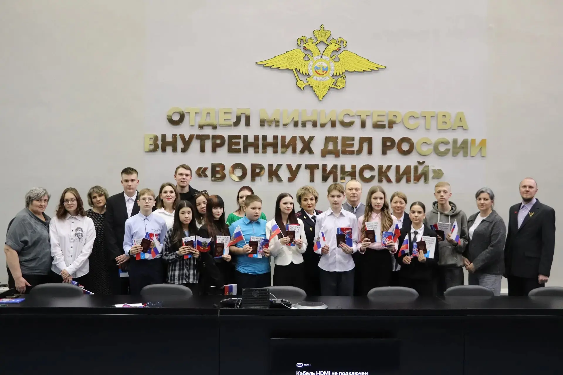 📣 В торжественной обстановке наши гимназисты, Анжелика Прудникова и Роман Круглей, вместе с ребятам