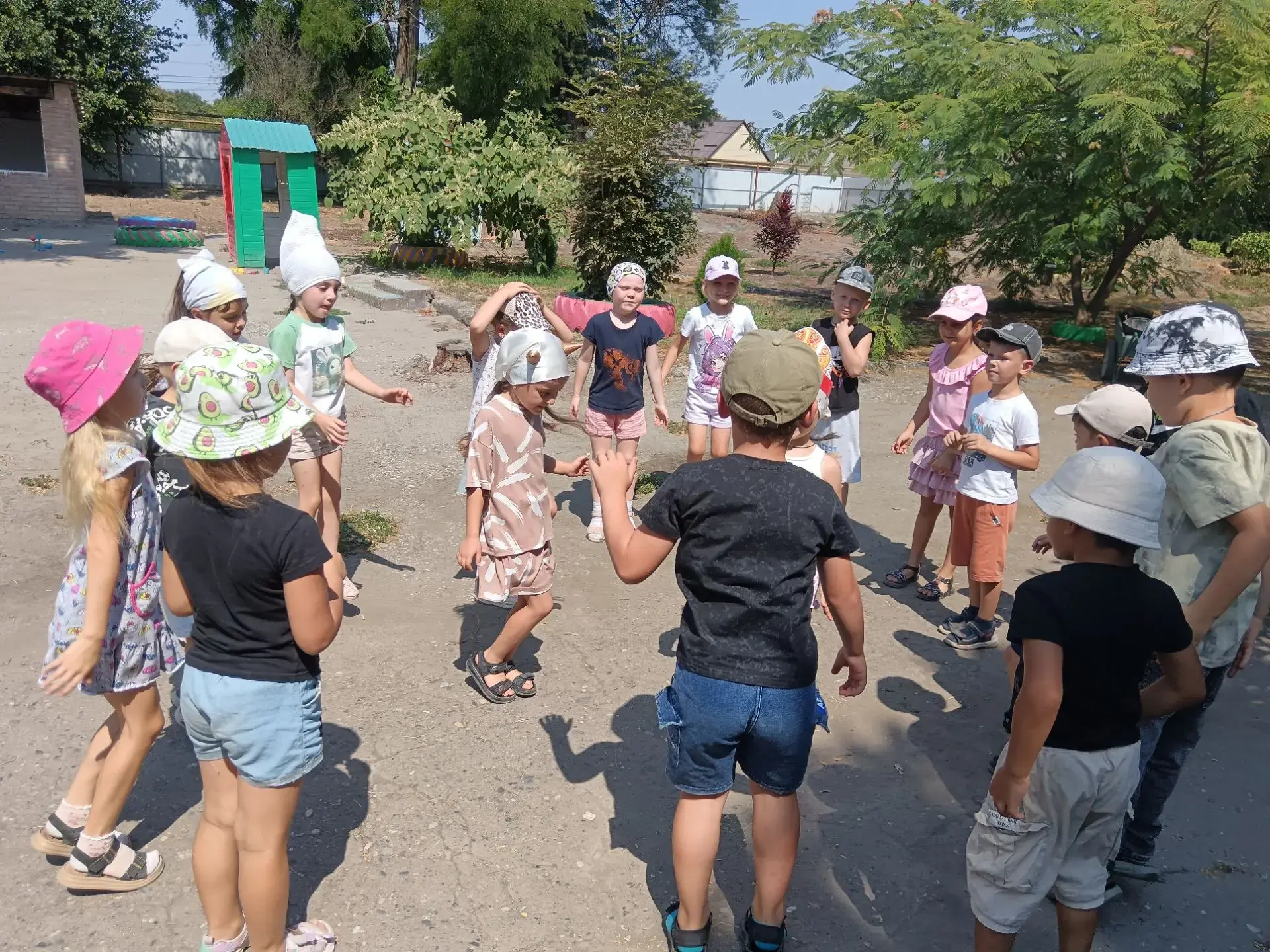Летом в детском саду прогулка — это не только время для отдыха, но и возможность органи...