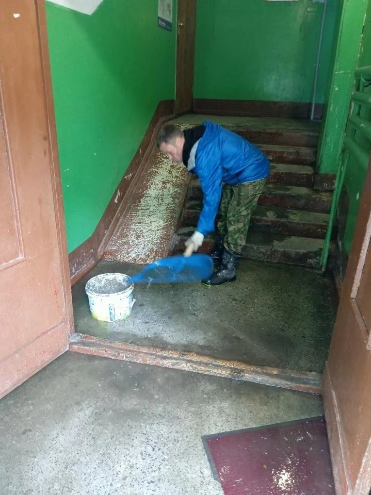 😔С утра на Советской 11 горела квартира.

В подъезде сильного ущерба нет, немного копоти на стенах.