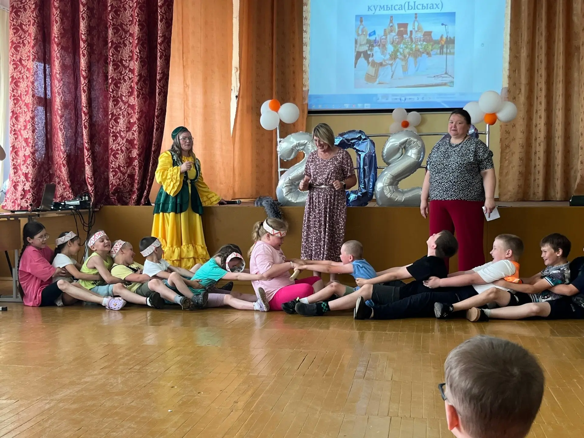 🎉 ДЕНЬ 14: КРУГОСВЕТКА ПО НАРОДНЫМ ПРАЗДНИКАМ! 🎉

 Мы за один день обогнули всю Россию, побывав на