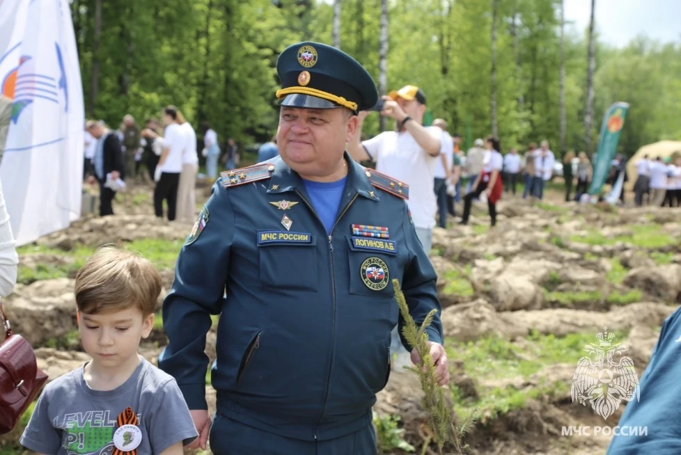 🌳Сотрудники МЧС России Подмосковья приняли участие в акции «Сад Памяти»  Московская область приняла 