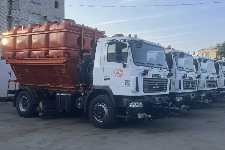 Еще пять единиц новой коммунальной техники поступили в сферу дорожного хозяйства и благоустройства г