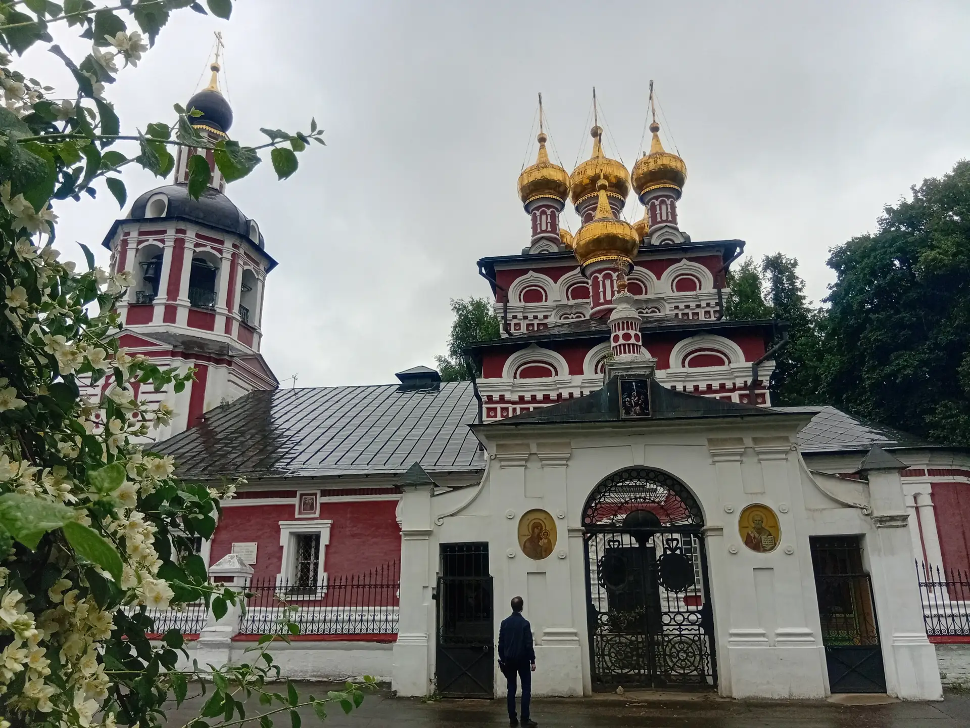 Дорогие братья и сестры, с Неделей всех святых, в земле Русской просиявших!