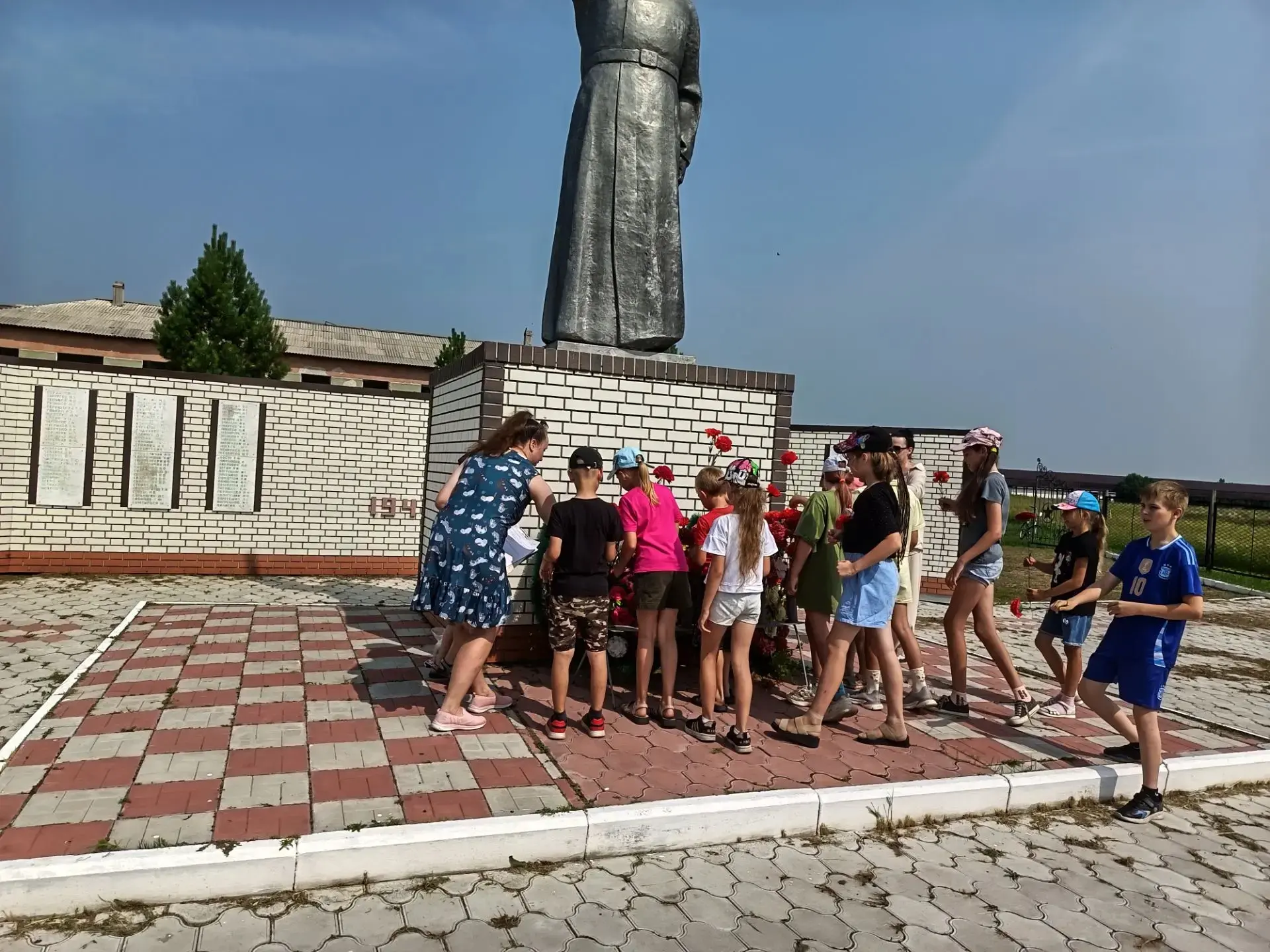 22 июня у памятника "Воину - освободителю" прошел митинг "В сердцах.Навеки", посвящённый Дню памяти 
