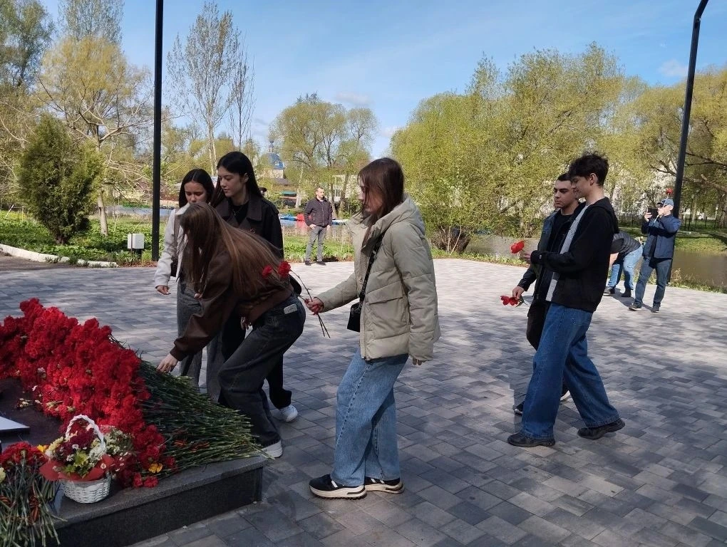 🎗️МЫ ПОМНИМ! МЫ ГОРДИМСЯ! 🎗️  9 мая обучающиеся 10 «Б» класса Центра Образования «Гимназия» вместе с