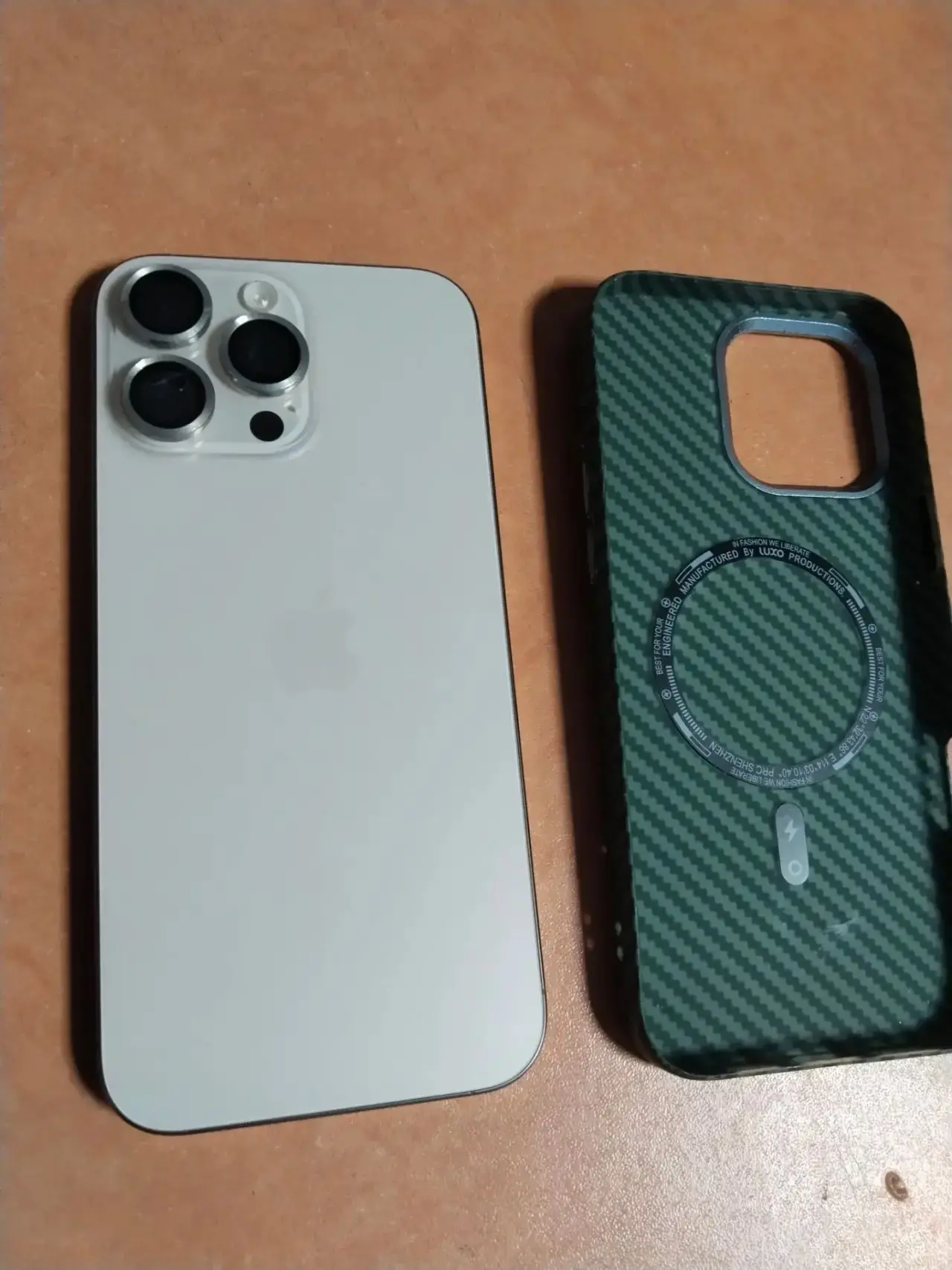 Симферополь, продаю свой iPhone 16 Pro Max с объёмом памяти 256 ГБ в золотистом цвете. ...