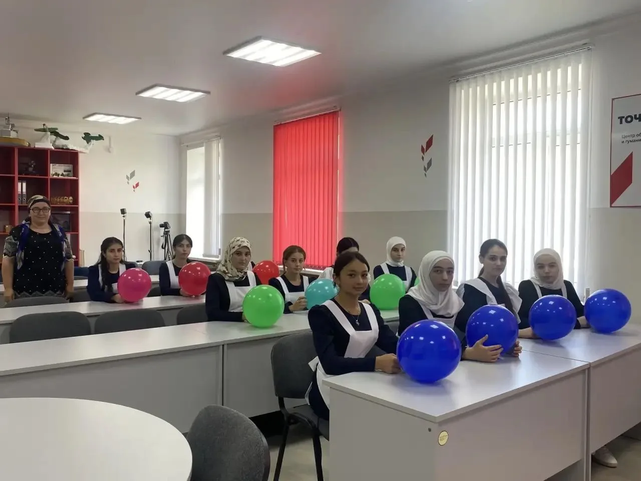 В 9б классе проведено внеурочное занятие на тему: 'День республики".