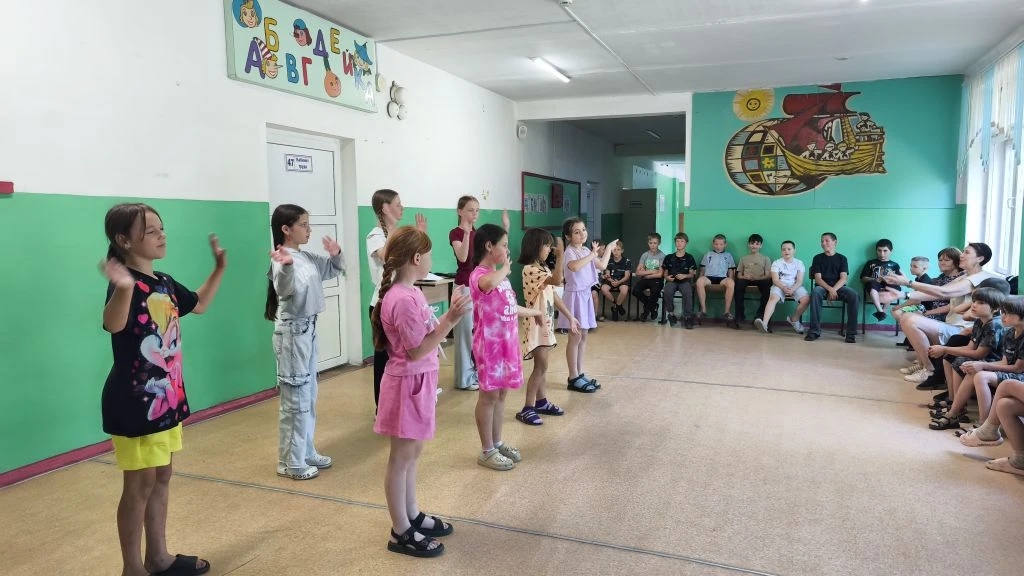 Танцевальный день

Сегодня в нашем лагере было не до скуки🤩 каждый из ребят сегодня был настоящей з
