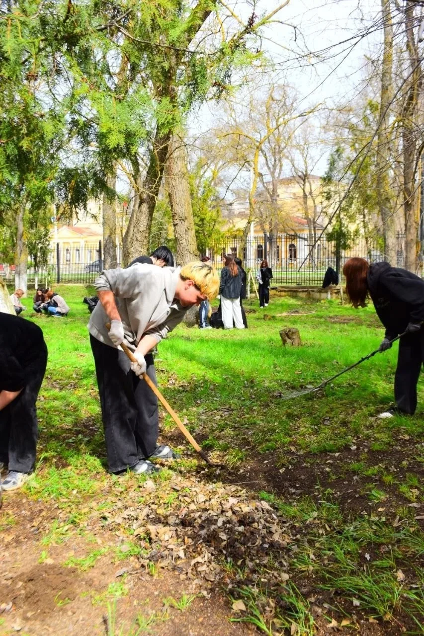 ✨2 апреля в нашем колледже состоялся субботник✨  🌷Участники дружно трудились, благоустраивая террито