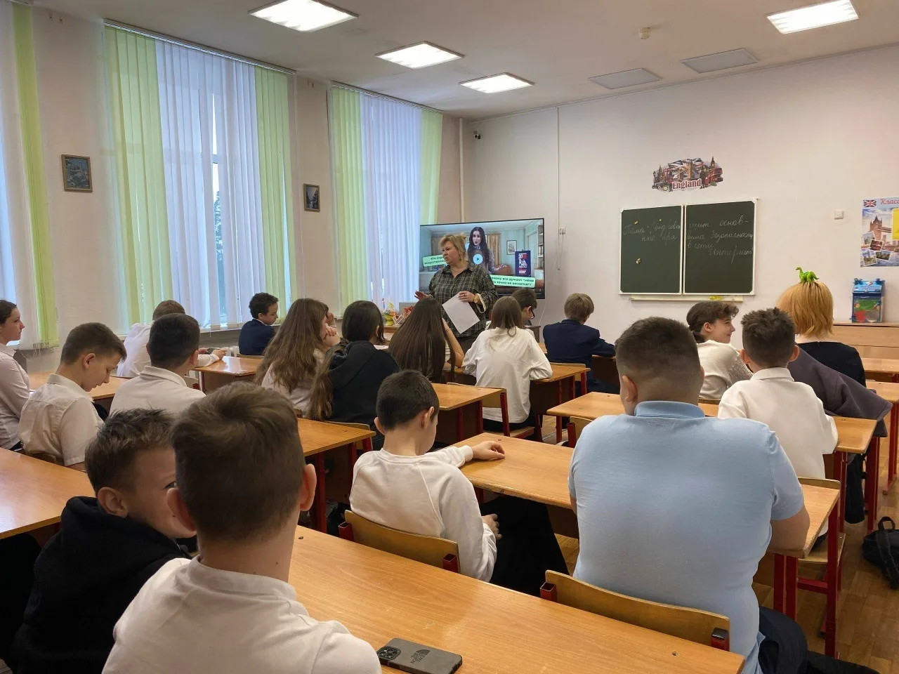 Новая учебная неделя в нашей школе традиционно началась с торжественной линейки и внеурочного заняти