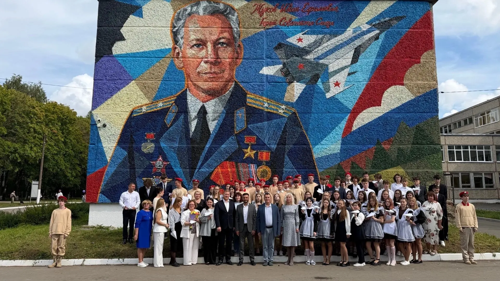 ✈️Во Владимире открыли мурал Ивану Жукову