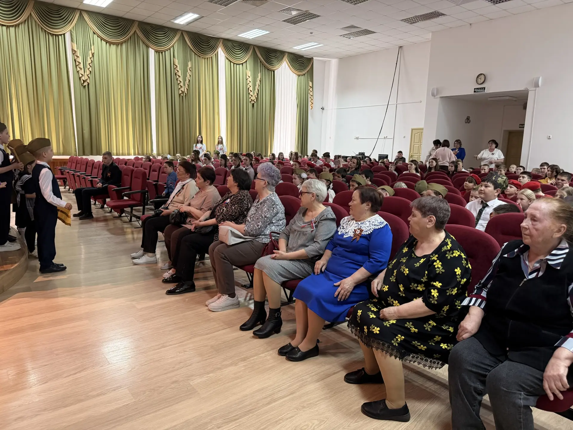 🎊Мы рады поделиться радостной новостью!   В Бердюжской школе прошел незабываемый праздничный концерт