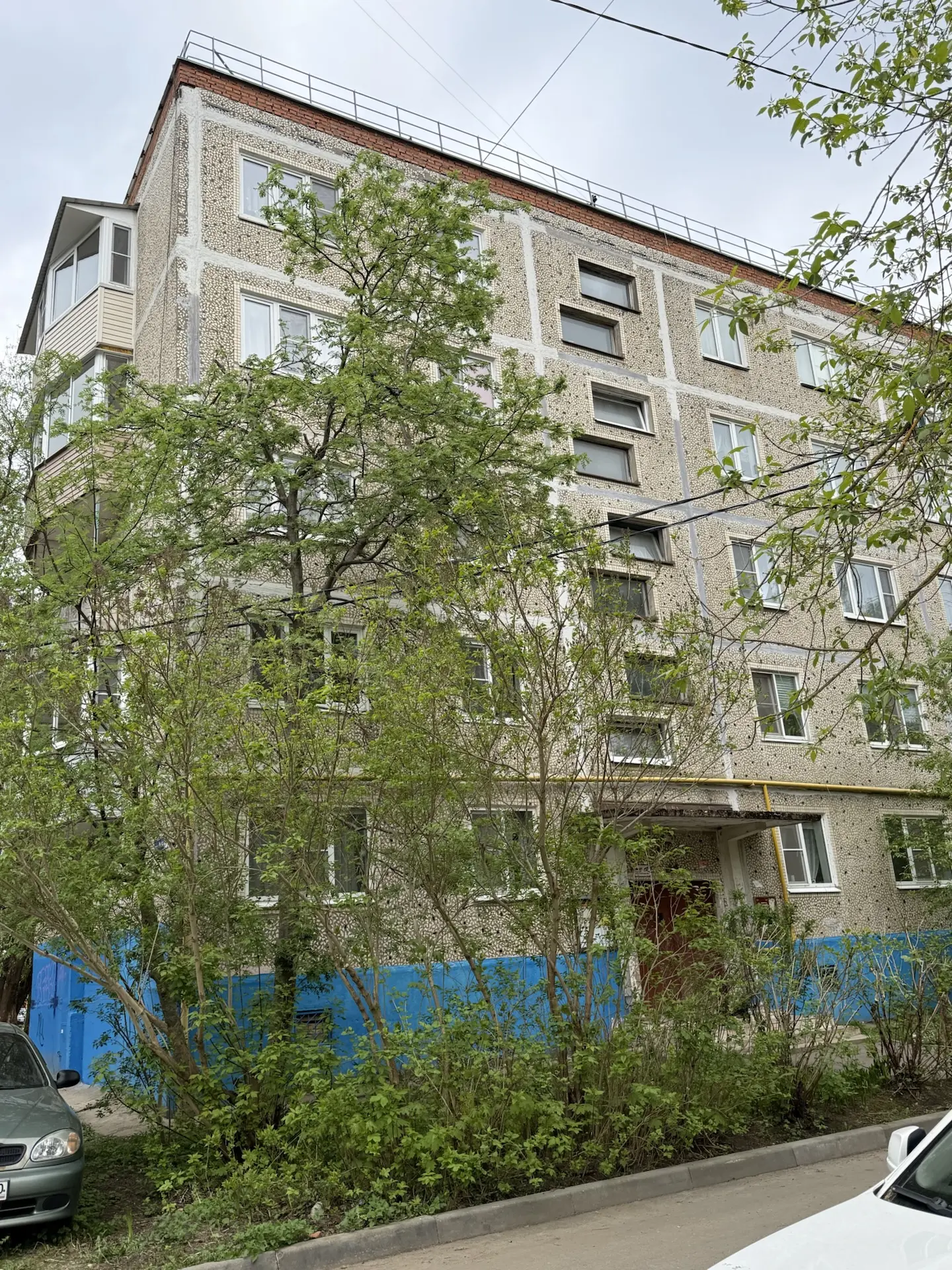 Что этих хотел сказать художник?🤔  Впервые в городе вижу дом, где сделаны так неровно окна у подъезд