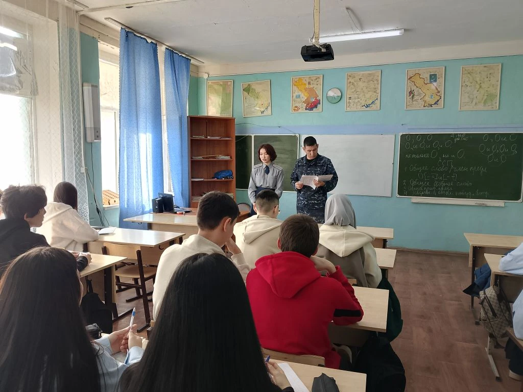 🛡 Профориентация: путь в правоохранительные органы для 10-х классов!  На этой неделе в нашей школе с