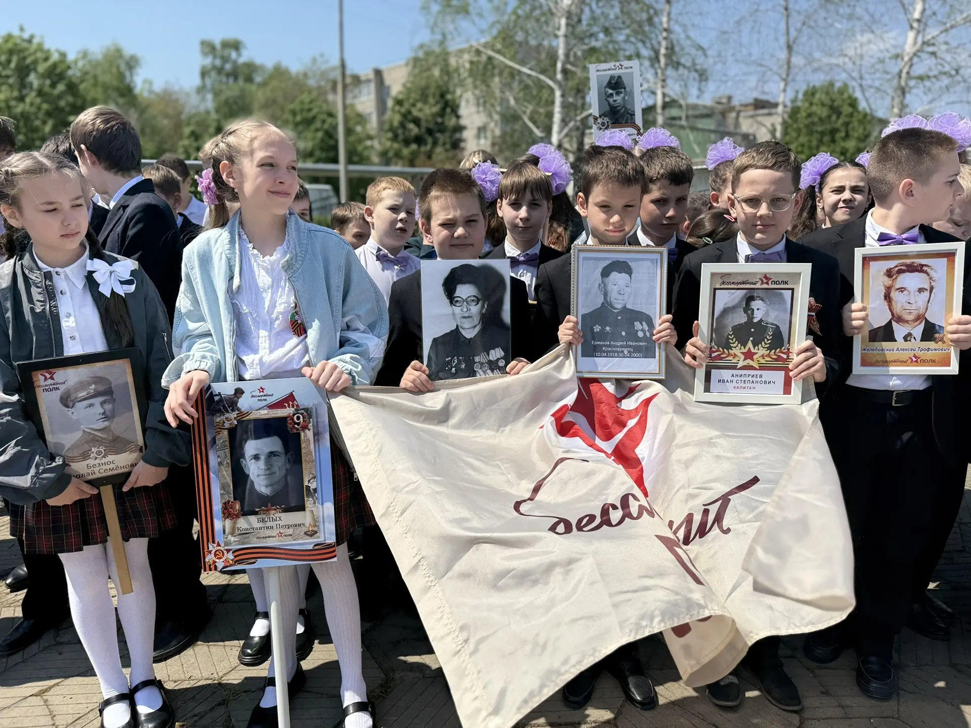 📸🕊 Фотокадры: Бессмертный полк во дворе гимназии!  Наши ученики хранят память и гордятся своими пред