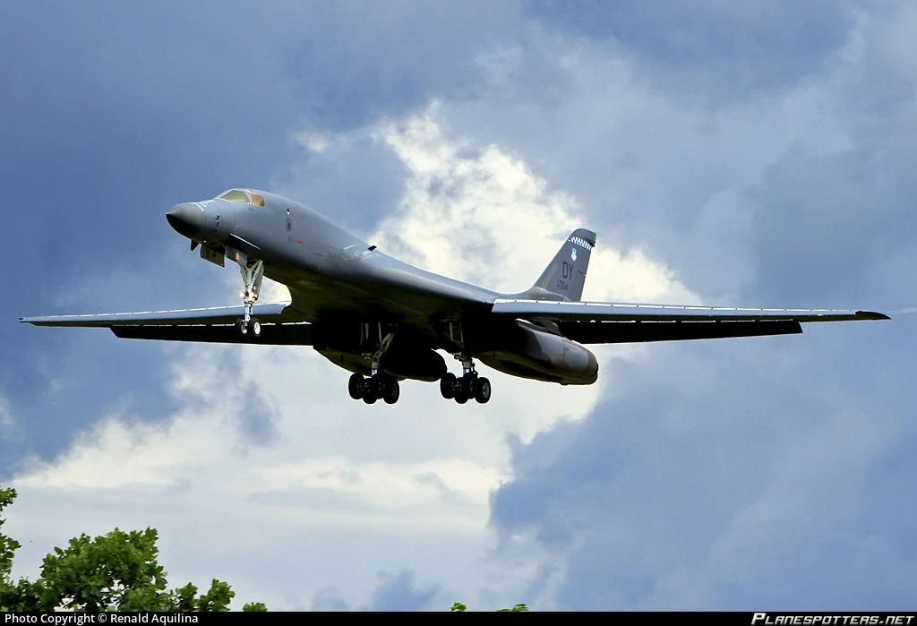 США вывели все бомбардировщики B-1 с британской авиабазы Фэрфорд из-за угрозы атаки Ира...