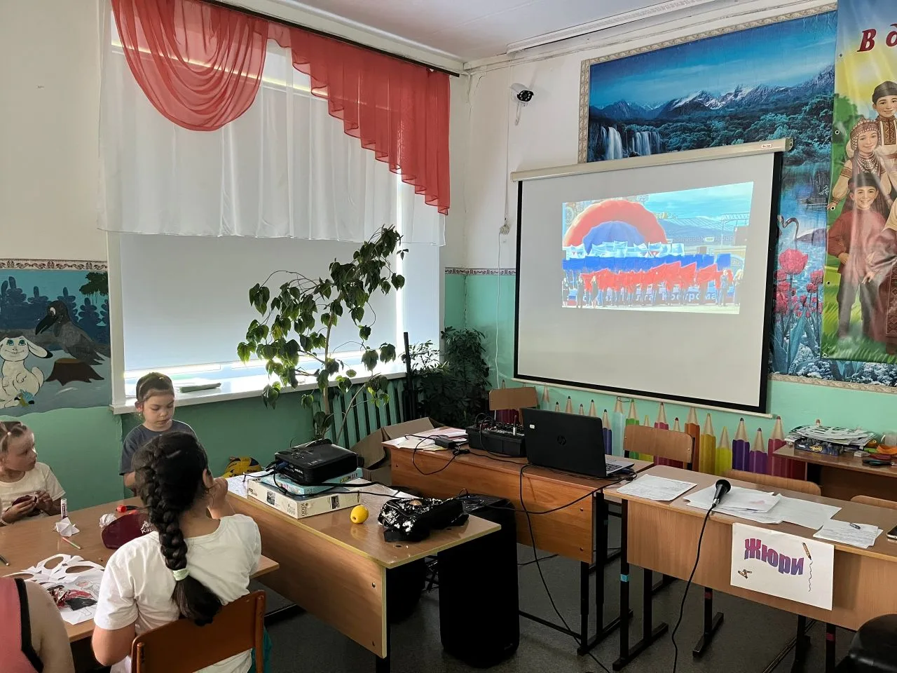 Сегодняшний день в нашем пришкольном лагере был посвящен главному празднику страны — Дню России. 🇷�