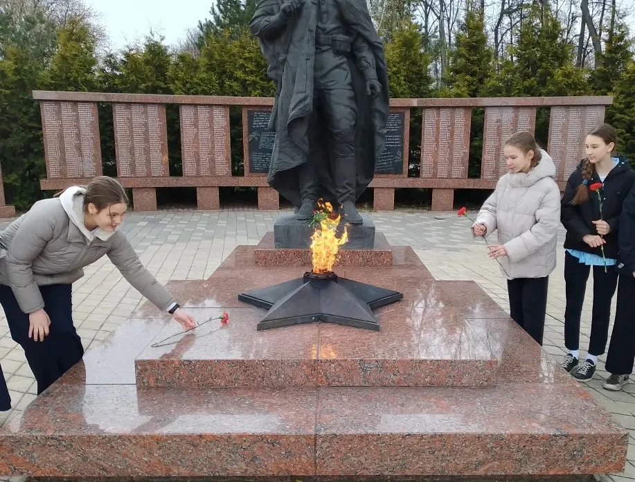 🕯 1418 дней борьбы. 34 тысячи часов мужества.  В рамках «Марафона Победы» учащиеся нашей школы прини