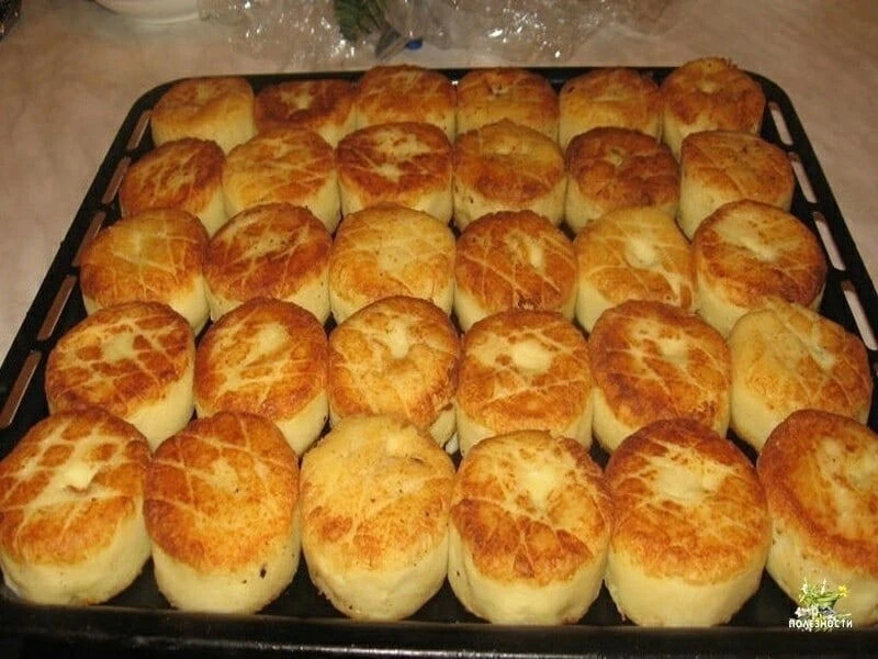 Картофельные биточки - это блюдо без мяса, но с картошкой, сыром и луком. Удобно, что его можно сдел