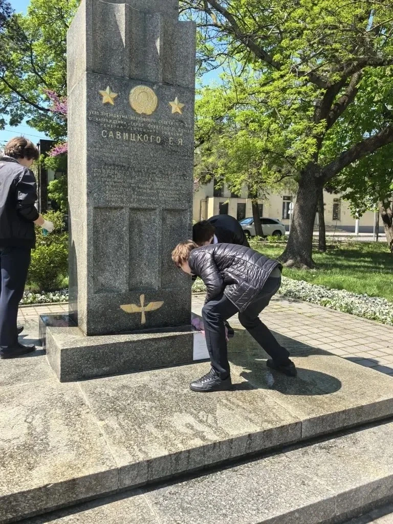 Честь и память: 9Б класс провёл санитарный субботник у памятников  В преддверии празднования Дня Поб