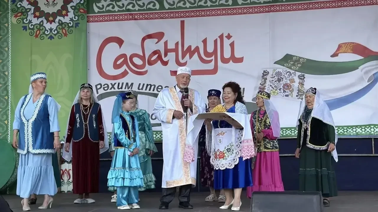 В Асбесте сегодня отмечают Сабантуй 

Праздник проходит на Форумной площади.  На сцене выступают тво