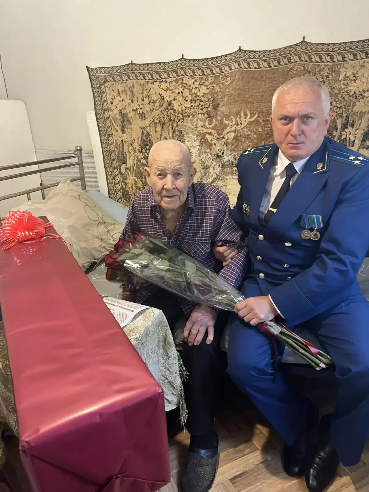 🎁 Заместитель прокурора Луганской Народной Республики Сергей Панкратов поздравил со 104-летием  вет