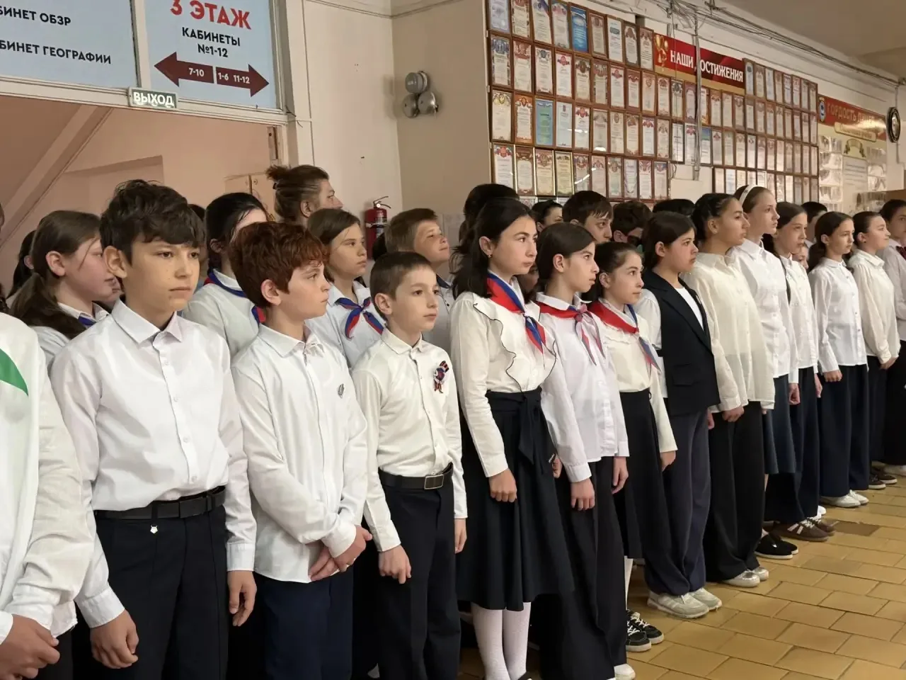 🗓️ Утро 25 мая в лицее по традиции началось с торжественной линейки, церемонии выноса Государственно
