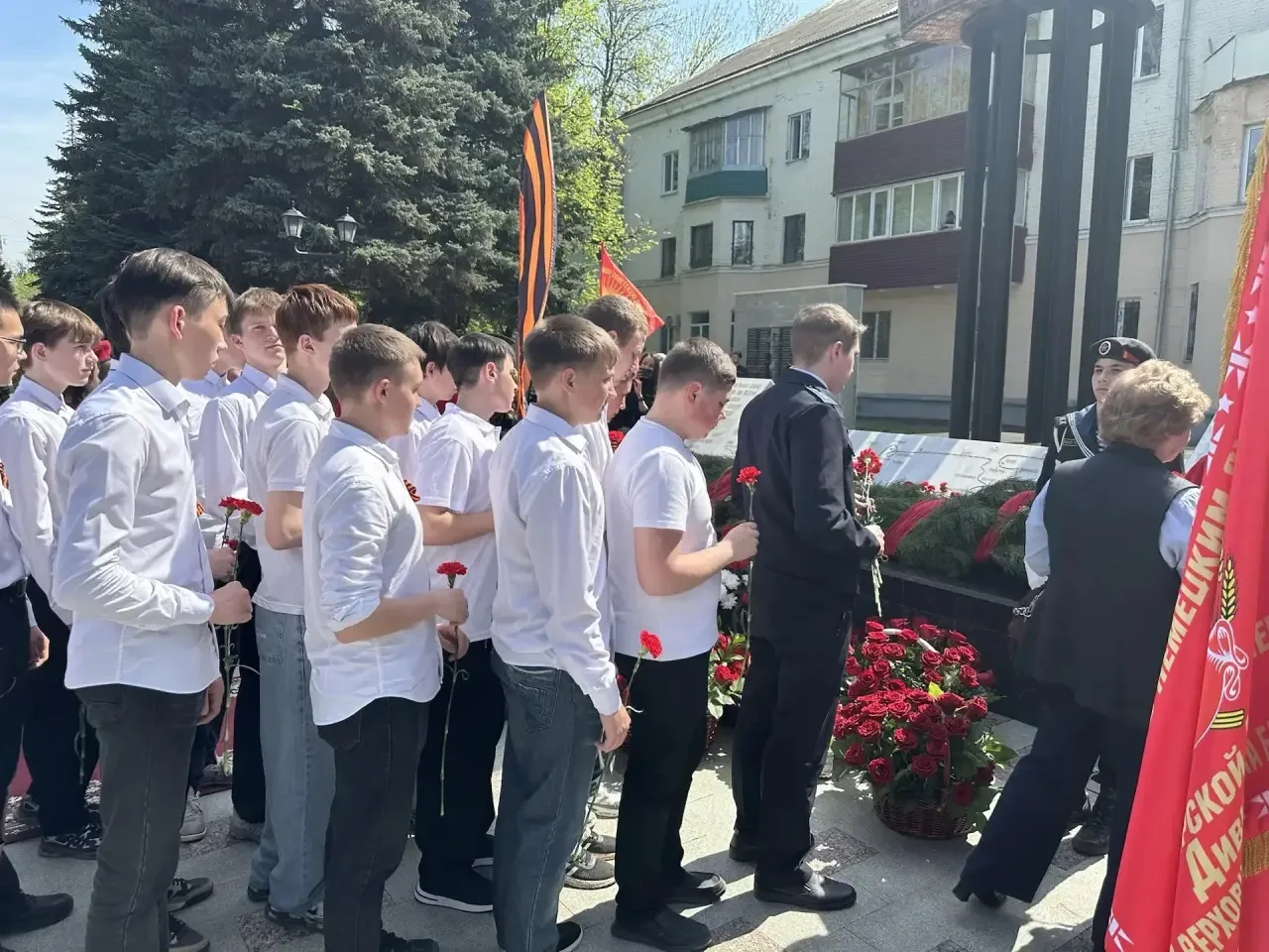 ВЕЧНАЯ ПАМЯТЬ ГЕРОЯМ!   8 мая в Дёмском районе прошла торжественная церемония возложения цветов к Ст