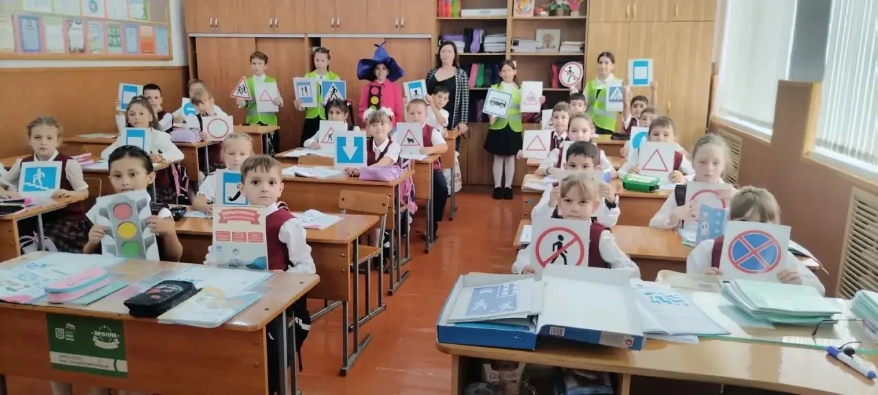 Посвящение в пешеходы! Наши первоклассники получили свои первые «права».