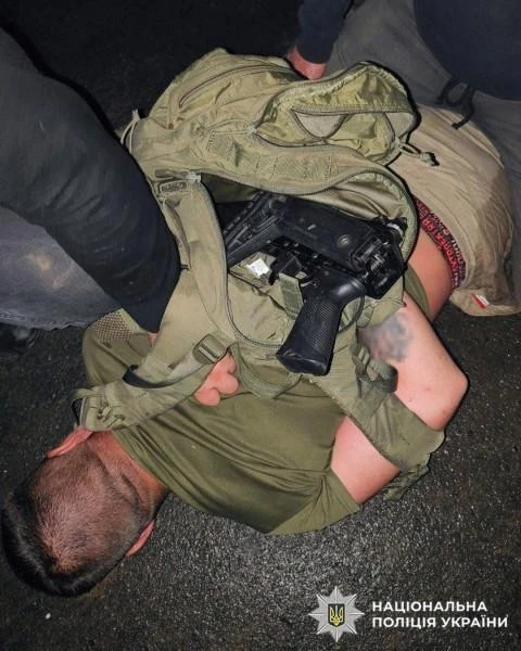 Вчера в Летечиве Хмельницкой области мужик из автомата обстрелял офис слуг Зеленского из банды ТЦК. 