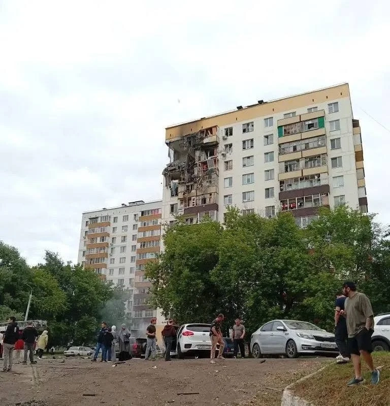 В Татарстане беспилотник влетел в многоэтажку и устроил пожар 🔥

В Нижнекамске массированная атака 