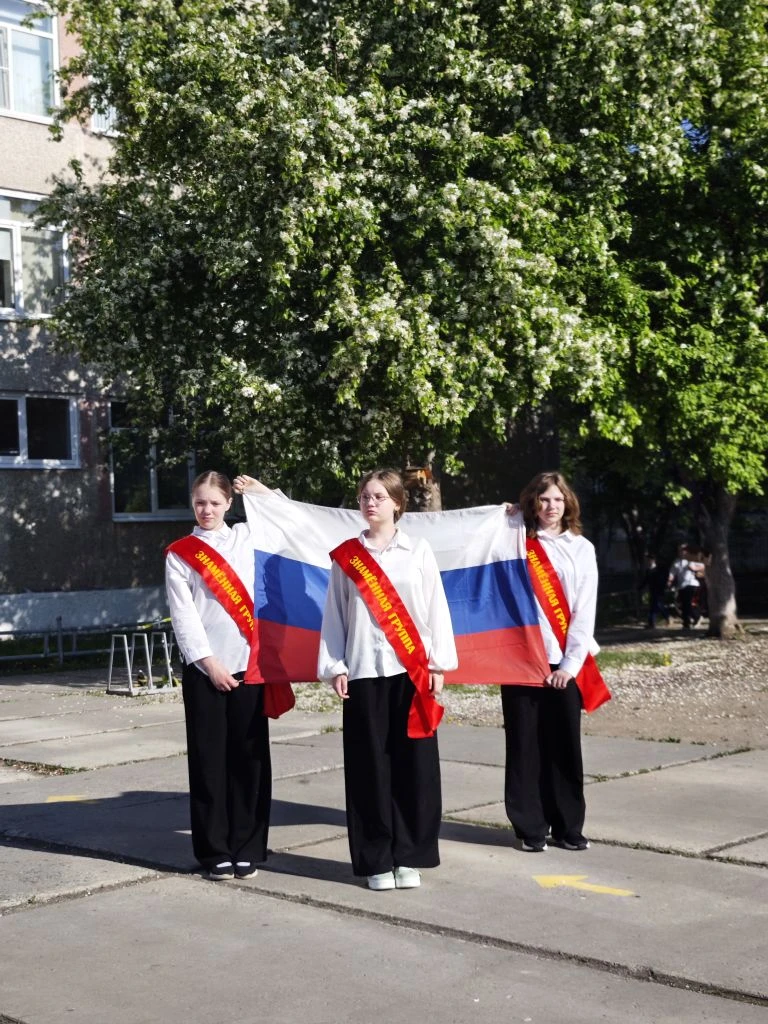 🗓️ Неделя в нашей школе началась традиционно — с торжественной линейки и выноса Государственного фл