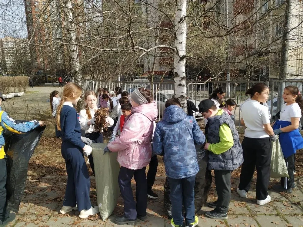 "Сердца в заботе": Орлята 4 классов вышли на субботник!   Наши юные активисты из 4 классов, настоящи