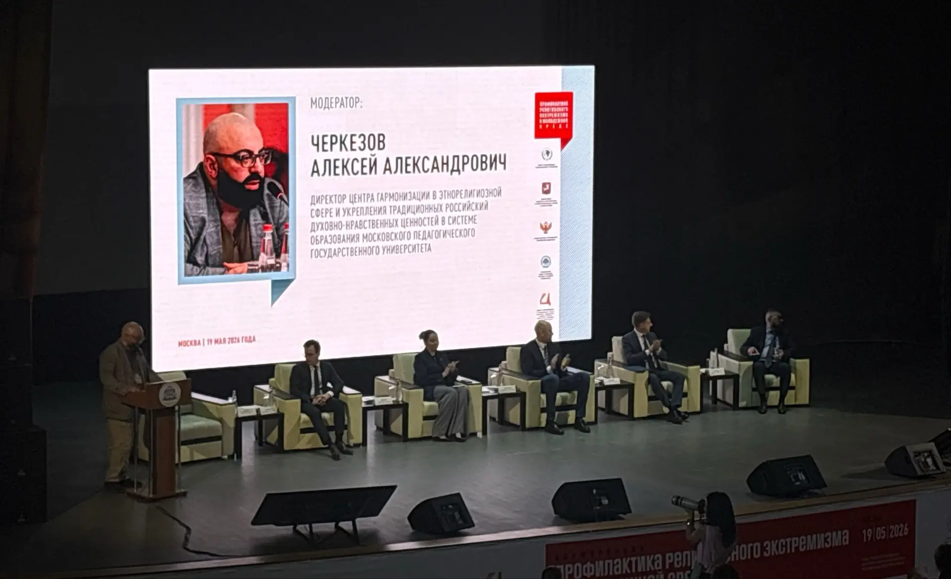 Советник директора по воспитанию нашей школы — Клименко Евгения Павловна — сейчас на важной конферен