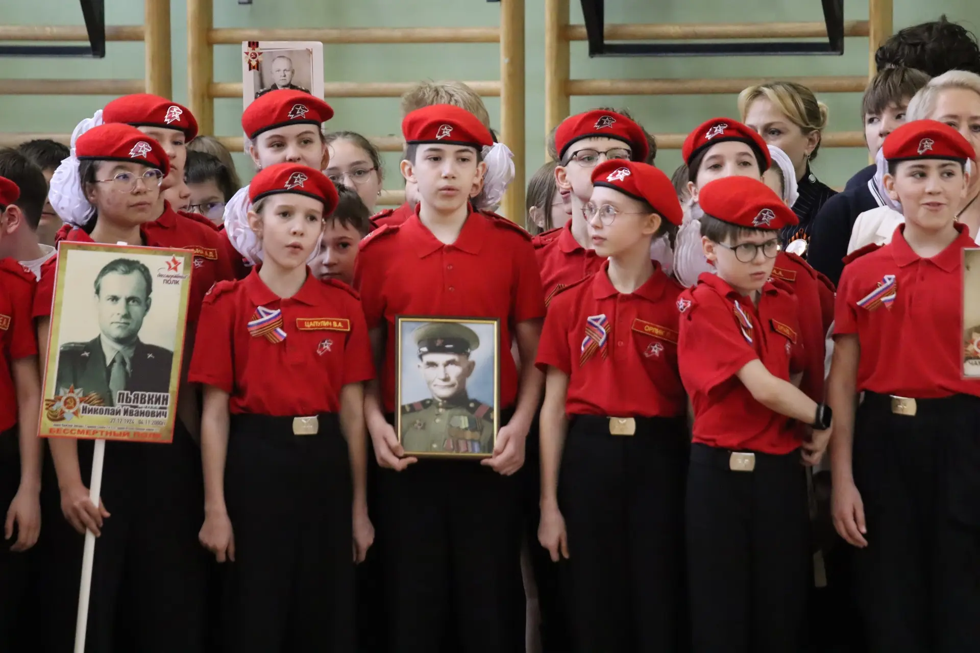 🇷🇺 Торжественные линейки ко Дню Победы  В преддверии великого праздника в нашей школе прошли торжест
