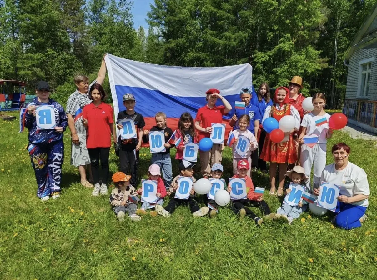 Когда весь двор — одна большая семья! 🇷🇺

В преддверии Дня России наша любимая дворовая площадка «