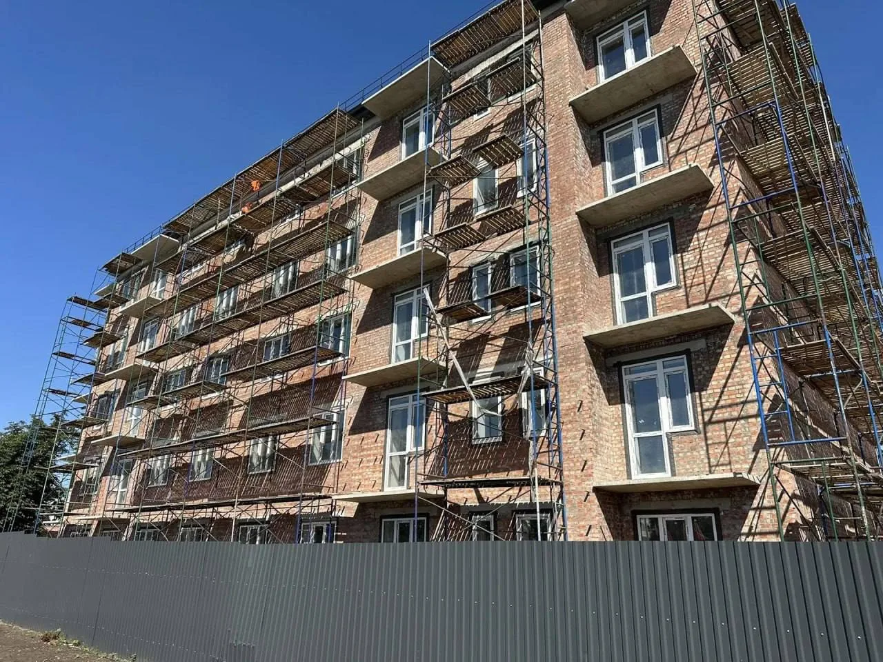 🏗 Ямальские строители завершают возведение жилого дома в Волновахе

Специалисты из Ямало-Ненецкого 