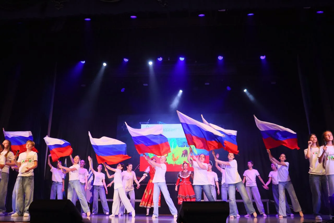 🎉 Сегодня, в преддверии Дня России, в ЦКР «Звёздный» прошёл праздничный концерт «Тебе,...