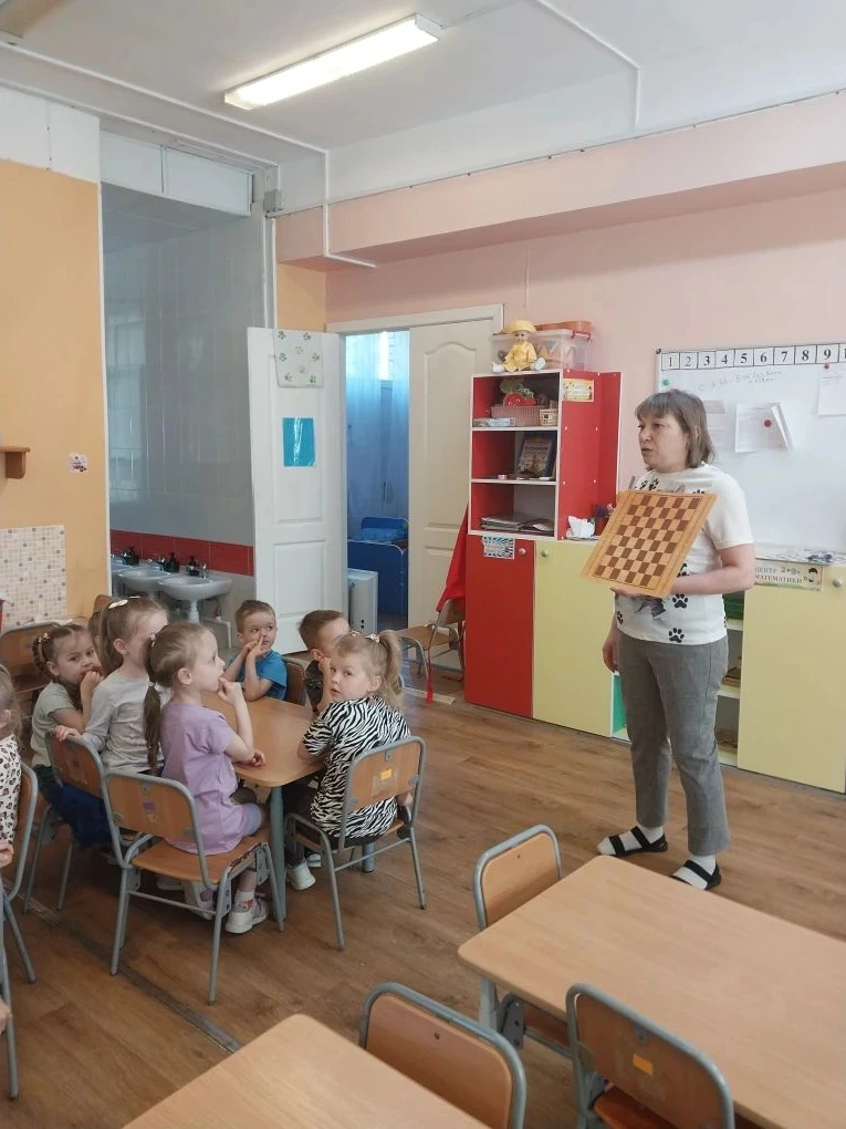 Неделя шашек в группе № 10 прошла очень интересно и познавательно. Сначала ребята познакомились с пр