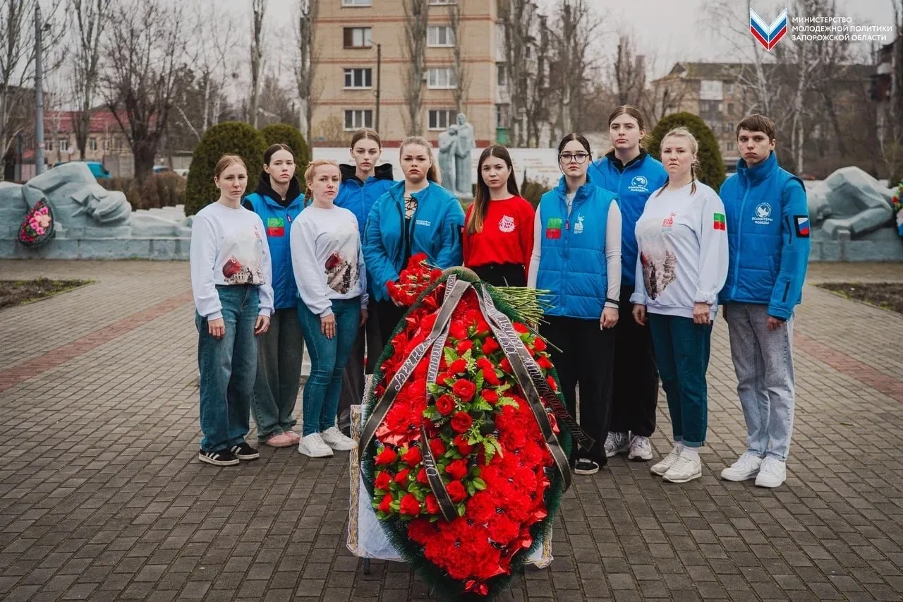 Память, объединяющая времена 🕊️🕊  Волонтёры Победы Запорожской области приняли участие в торжественн
