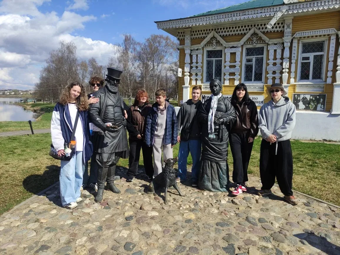 🧭 Путешествие в прошлое и настоящее: 8-е и 9-е классы в Угличе!   🏰 Наши ученики отправились в захва