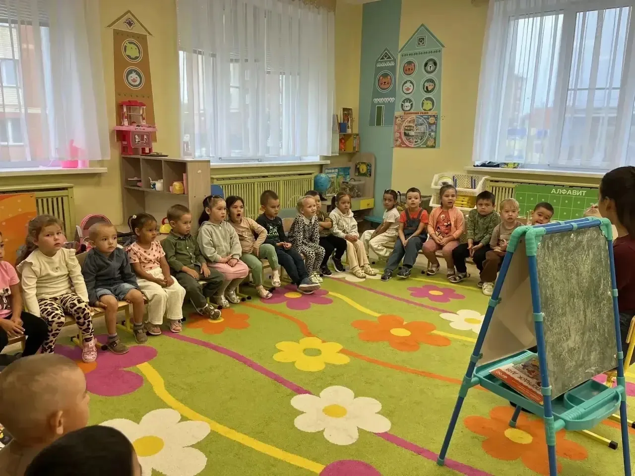 Сегодня в младшей группе «Птенцы» провели беседу на тему «Я и мой режим дня». Поговорил...