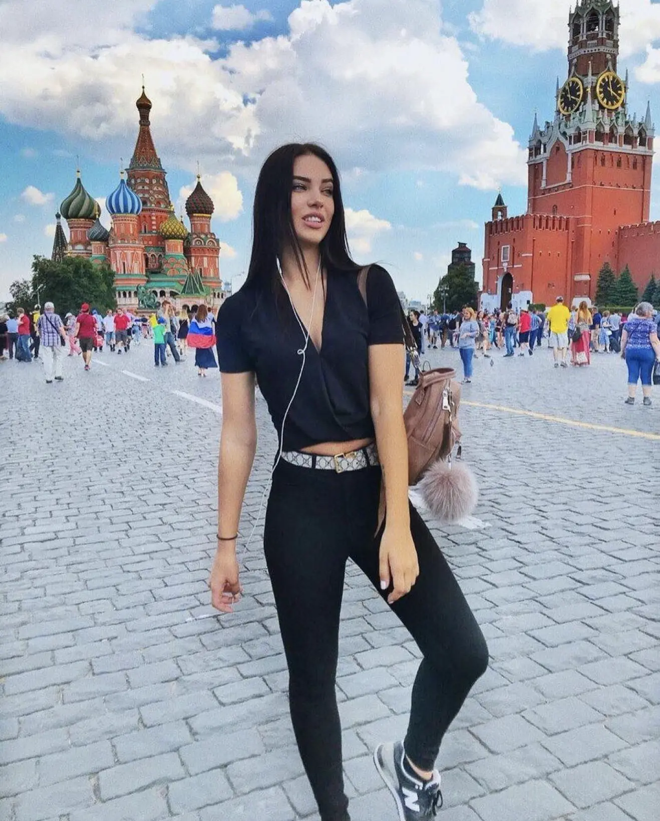 В Питере и Москве за все надо платить.  Поход в ресторан — минимум 1500 рублей, развелечения — 2000 