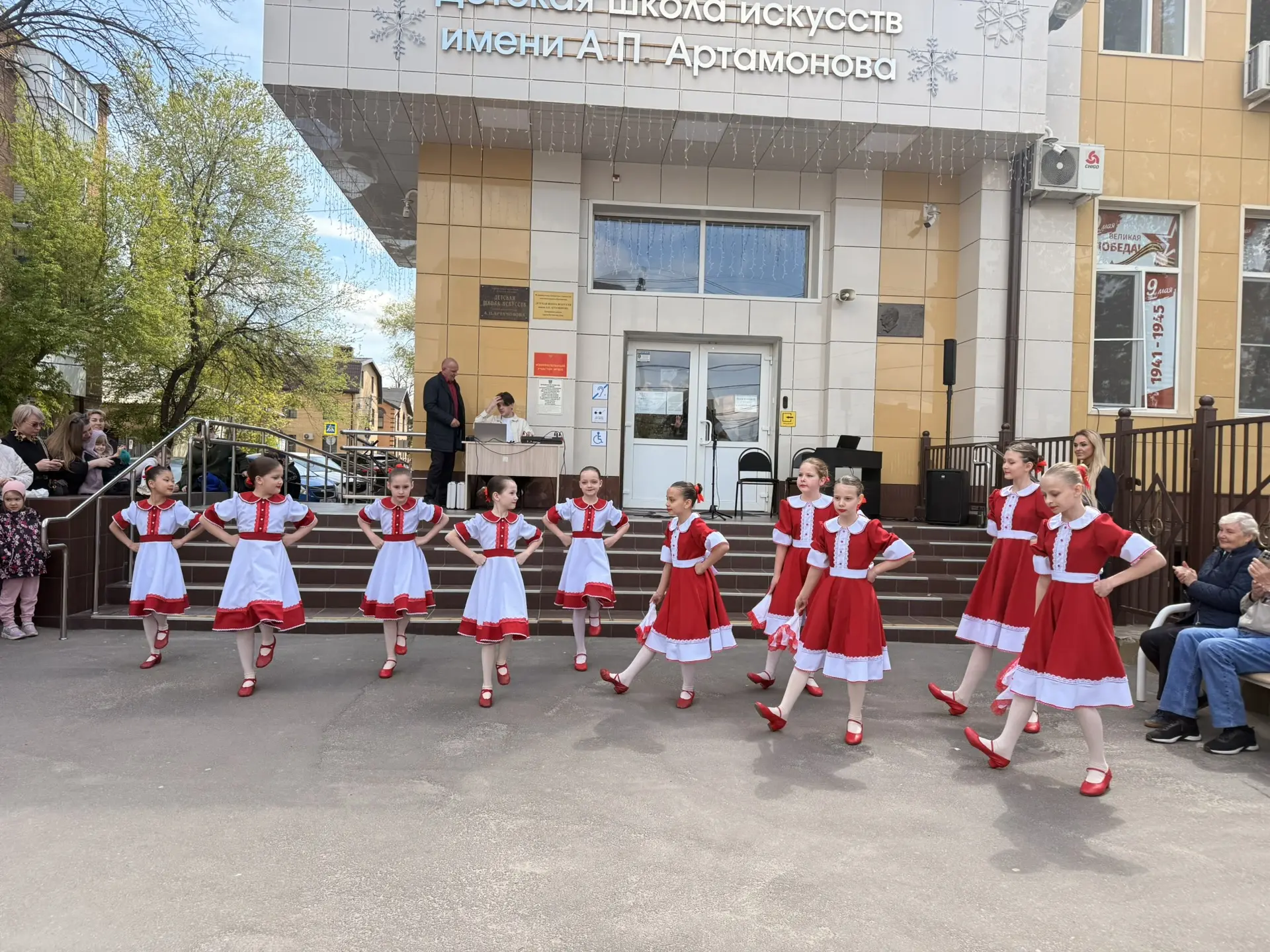 В преддверии Дня Победы наши обучающиеся  приняли  участие в концерте "День Героев улицы Народного О