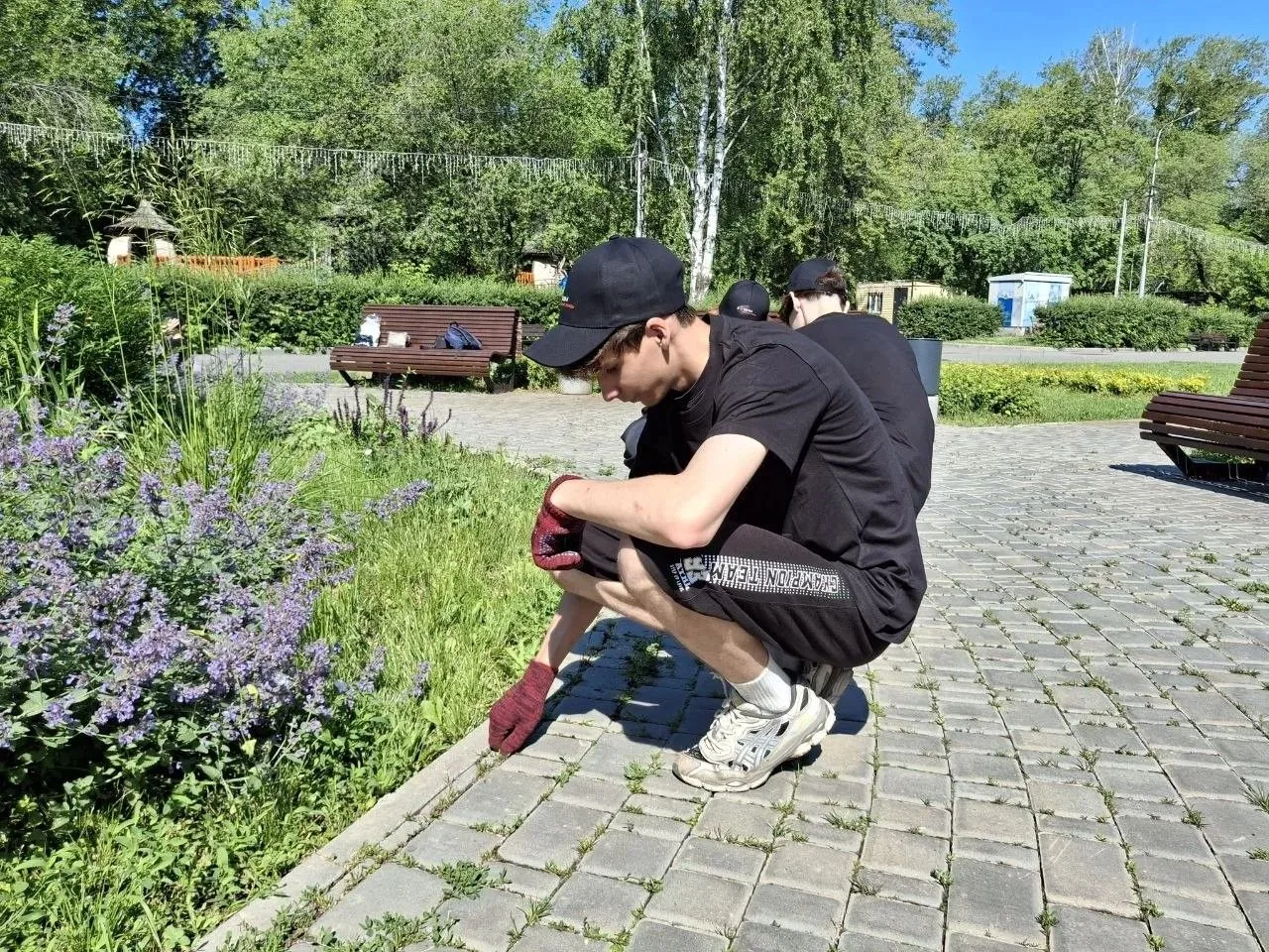 В Кургане продолжается ежегодная акция «Я люблю Курган! — Трудовые отряды», которая уже 25 лет объед