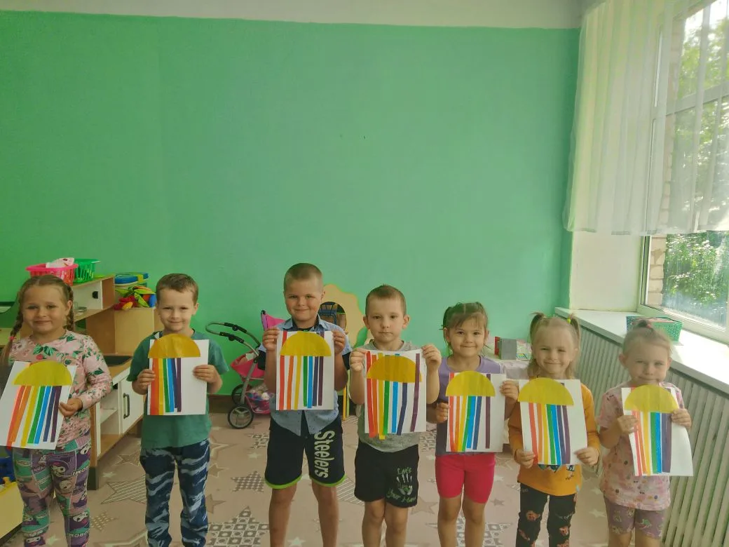 Аппликация "Солнышко 🌞 и радуга".
Старшая группа.