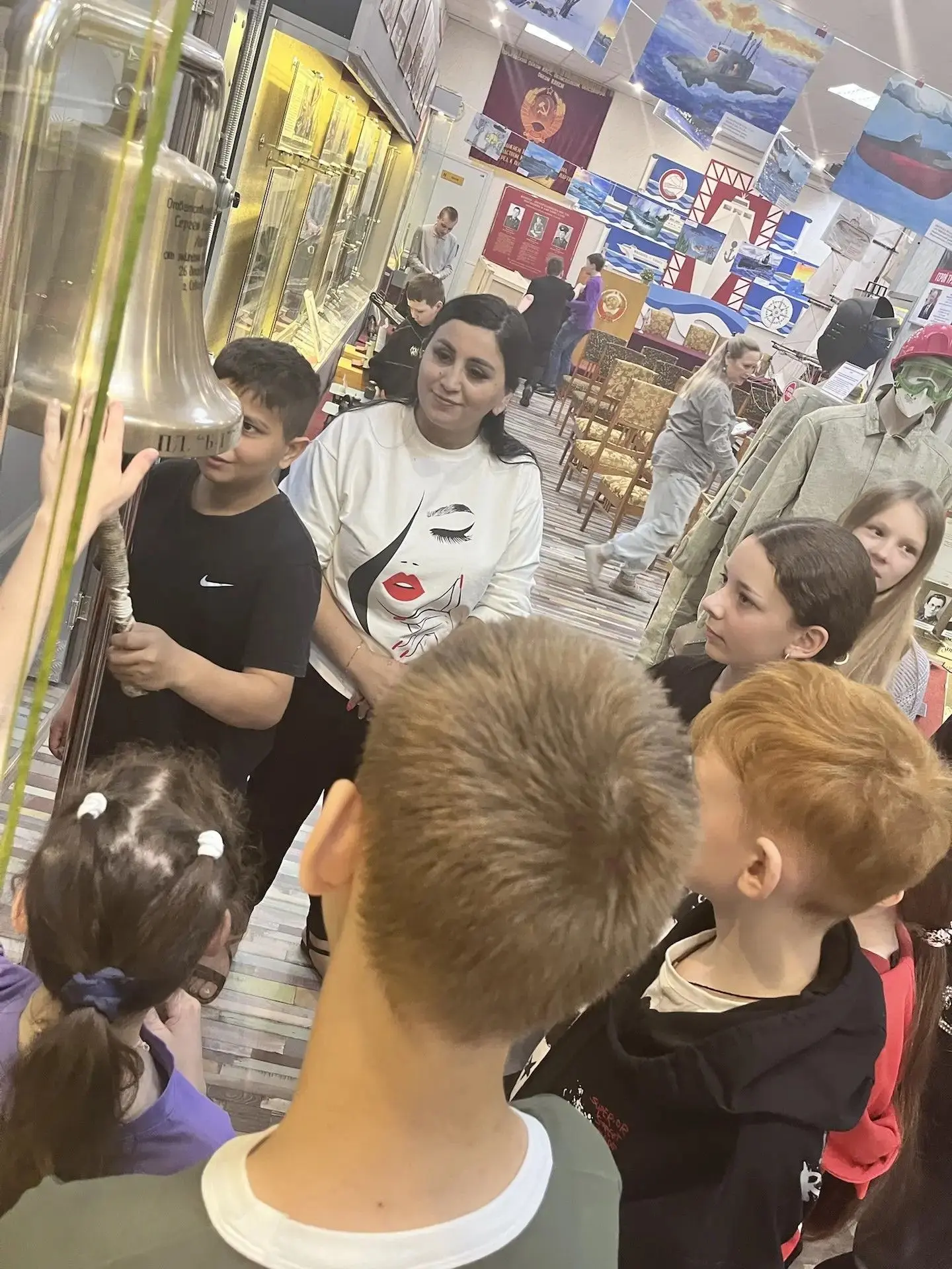 Сегодня учащиеся 6" Г" класса посетили музей завода "Красное Сормово". Ребята ознакомились с историе